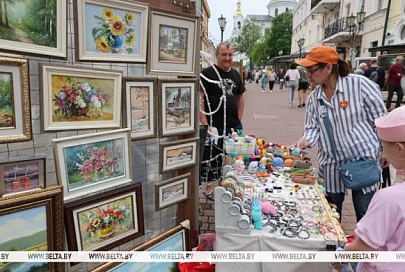 Сувениры, игрушки, аксессуары. Более 400 ремесленников участвуют в "Задзвінскім кірмашы" в Витебске