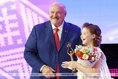 Лукашенко вручил Гран-при детского музыкального конкурса белоруске Амалии Сухан