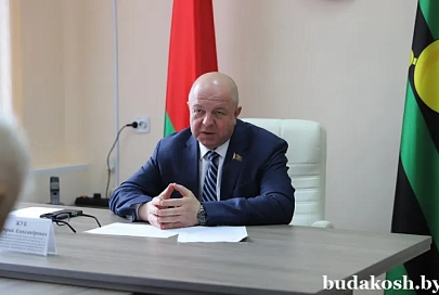 Сенатор Дмитрий Жук провел личный прием граждан в Буда-Кошелевском райисполкоме
