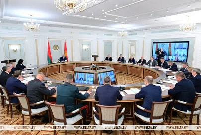 "Мужики, в бой!" Лукашенко требует по-военному решать задачи в ходе нынешней уборочной кампании