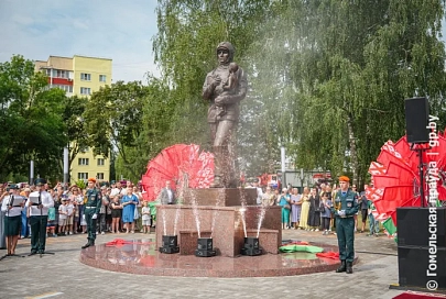 Наши спокойствие и безопасность - на их сильных плечах. Ко Дню пожарной службы в Гомеле открыли сквер Спасателей