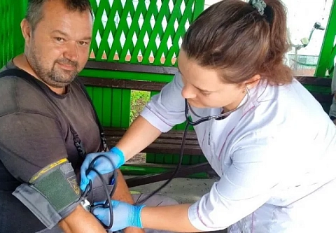 Фельдшер Стодоличского ФАПа Лельчицкого района Елена Швед во время уборочной кампании проводит медосмотры аграриев на хоздворе и в поле