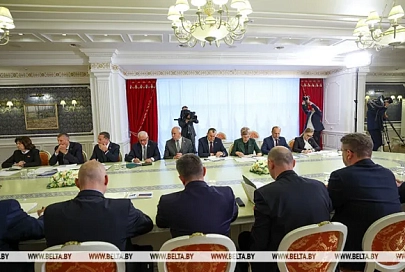 Лукашенко: следует привлечь торговые сети для обслуживания населения в небольших деревнях