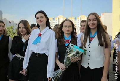 С бантами, улыбками и приятным волнением. В школах Мозыря встречали 1 сентября