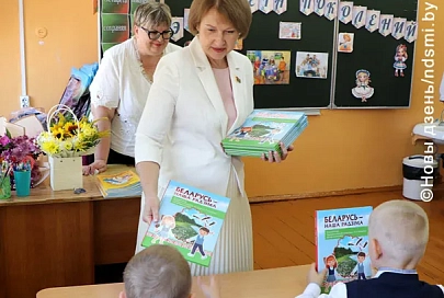 Член Совета Республики, председатель областного Совета депутатов Екатерина Зенкевич приняла участие в школьной линейке в Стрешине