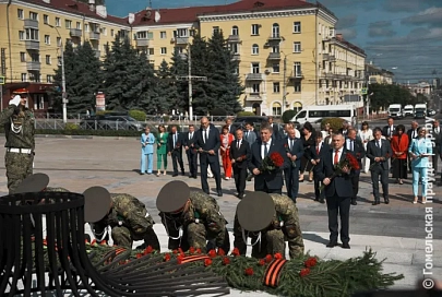 В память о ратном подвиге: на площади Партизан в Брянске цветы возложили участники экономического форума двух регионов