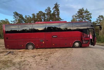 В Петриковском районе автобус с пассажирами застрял в песке. Спасатели помогли его отбуксировать