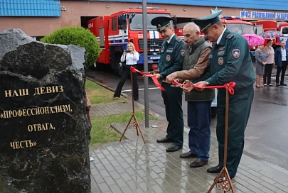 В Речице открыли памятный знак в честь спасателей-пожарных