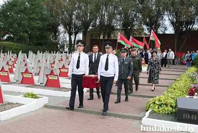 Важна судьба каждого солдата. Торжественная церемония передачи останков воина, погибшего в годы Великой Отечественной войны, прошла у братской могилы в Буда-Кошелево