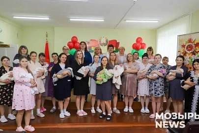 Счастье на руках. В Мозыре рожениц поздравили с Днем матери в стенах роддома