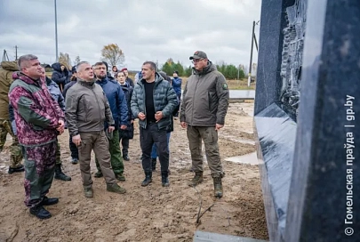 Клали плитку, благоустраивали мемориал: в деревню Первомайск Речицкого района на субботник приехали жители со всей Гомельской области