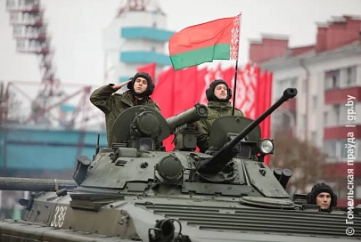 На стыке прошлого с будущим: праздничные мероприятия в Гомеле завершились военным парадом