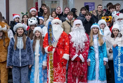 Учащиеся колледжей поздравили с наступающими праздниками маленьких пациентов детской областной клинической больницы