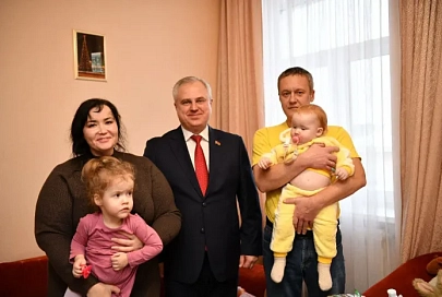 Владимир Привалов поздравил семью Братиковых в преддверии Нового года