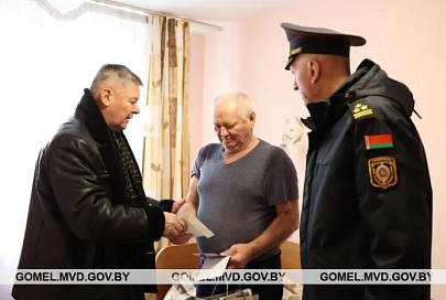 В Гомеле ветерана милиции поздравили и оказали поддержку в преддверии Нового года