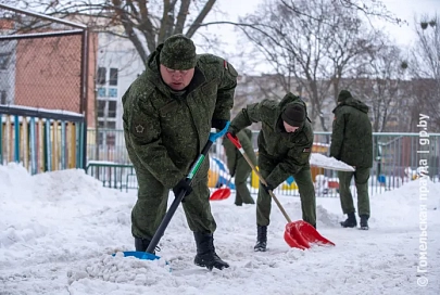 Член Совета Республики Андрей Кривоносов и военнослужащие Гомельского гарнизона присоединились к уборке снега в областном центре