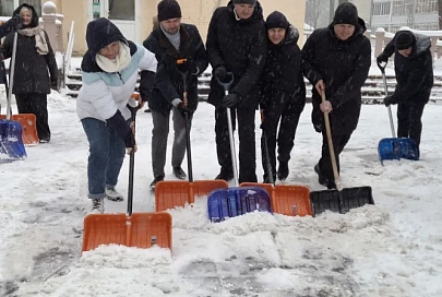Профсоюзный десант в «Ченках»: профактив Гомельщины продолжает масштабную борьбу со снежной стихией