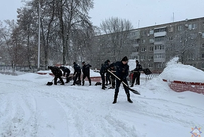 Коллективно противостоим стихии: спасатели Гомельщины помогают в уборке снега