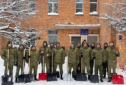 Военнослужащие Гомельской пограничной группы помогли с уборкой снега Гомельскому областному дому ребенка