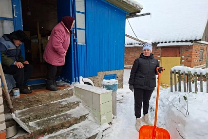 На Лоевщине сельчанам и одиноким людям на помощь в борьбе со снежной стихией пришли военные, соцработники и волонтеры