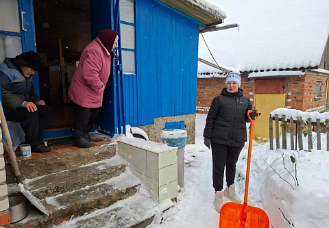 На Лоевщине сельчанам и одиноким людям на помощь в борьбе со снежной стихией пришли военные, соцработники и волонтеры
