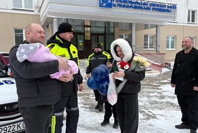 Сотрудники ГАИ поздравили семью из Буда-Кошелевского района, которую недавно сопроводили до роддома