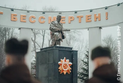 Символ мужества и преданности Родине. В Гомеле на Аллее Героев прошел торжественный митинг