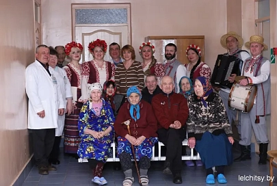 В Лельчицком районе подопечных Симоничской больницы сестринского ухода поздравили с 8 Марта