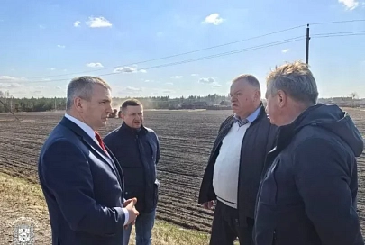 Председатель облисполкома Иван Крупко ознакомился с ходом весенних полевых работ в Калинковичском районе