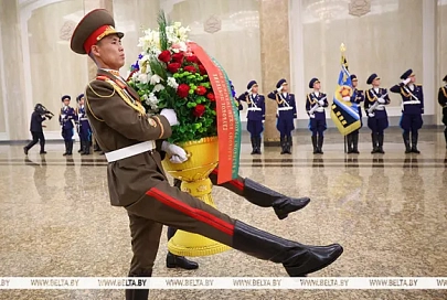 Президент Беларуси по прибытии в Пхеньян посетил Кымсусанский дворец Солнца и почтил память корейских вождей