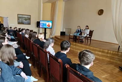 В Год белорусской женщины: учащиеся колледжа встретились с филологом Ольгой Лещинской