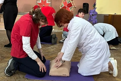 Пять минут, чтобы спасти жизнь: в Речице школьников научили «запускать сердце»