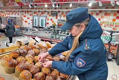 В Калинковичах спасатели распространяют информационные наклейки в преддверии Пасхи