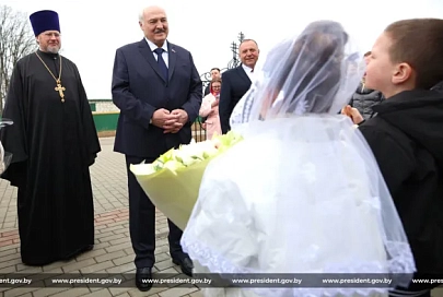 Лукашенко на Пасху приехал в храм Святителя Николая Чудотворца в Шкловском районе