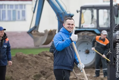 В Буда-Кошелеве в рамках республиканского субботника обустраивают молодежную площадку «УДАЧНЫ прыпынак»