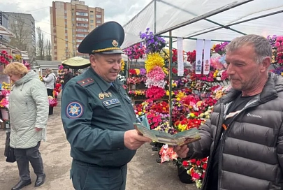 В Гомеле спасатели провели профилактические беседы о пожарной безопасности накануне Радуницы