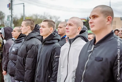 Из юношей в настоящих мужчин: в городе над Сожем прошла торжественная отправка молодых парней в армию