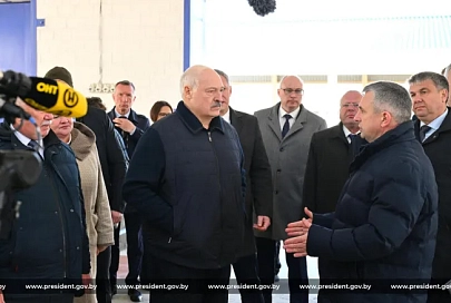 Малые районы сильны своей землей: Александр Лукашенко посетил Наровлянский район
