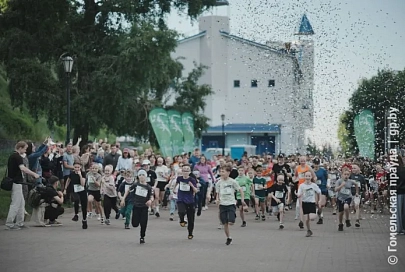 Юные и спортивные: перед стартом "Сожского полумарафона" в Гомеле прошел семейный забег