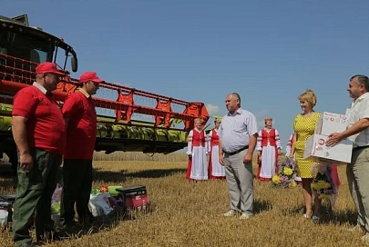 В Беларуси намолочена первая тысяча тонн зерна. И снова "Холмеч"