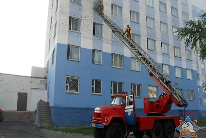 В гостях у дочери мужчина «выкурил» кухонную мебель, закоптил стены и потолок
