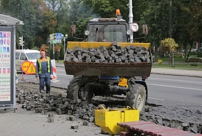 В Гомеле на остановочном пункте “Улица Жарковского” рабочие разбирают дорожное полотно из булыжников