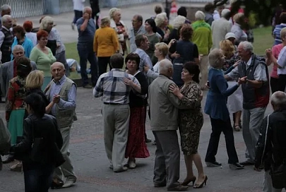 В парке на набережной, у скульптуры “Лодочник”, собираются любители танцевальных ритмов 