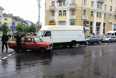 На проспекте Ленина микроавтобус столкнулся с автомобилем «ВАЗ». Пострадавших нет