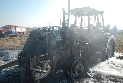 В Речицком районе в поле загорелся трактор