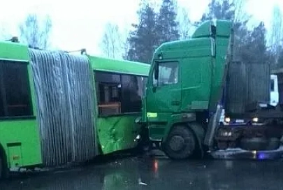 В Жлобине грузовик врезался в рейсовый автобус