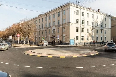 Чтобы автобусы вошли в вираж, пешеходам придется прижаться к стенам