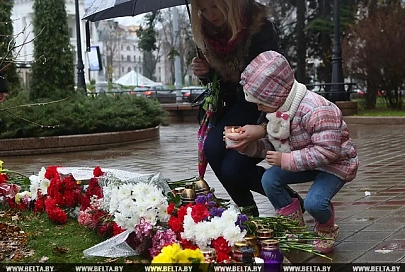 Белорусы несут цветы к посольству Франции