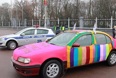 О смене шин напомнил одетый в вязаную одежду автомобиль