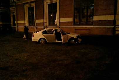 В Гомеле «Шкода» врезалась в университет транспорта